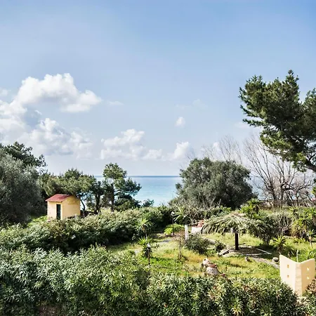 Beachside Gem At Kanouli - Ariti, 2bd & Garden بيت للعطل *