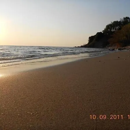 Beachside Gem At Kanouli - Ariti, 2bd&garden Halikounas