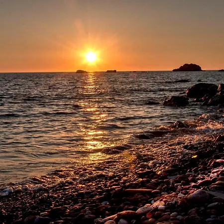 Beachside Gem At Kanouli - Ariti, 2bd&garden Halikounas