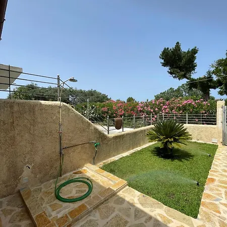 Ferienhaus Beachside Gem At Kanouli - Ariti, 2bd&garden Halikounas