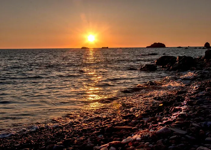 Beachside Gem At Kanouli - Ariti, 2bd & Garden Χαλικούνας