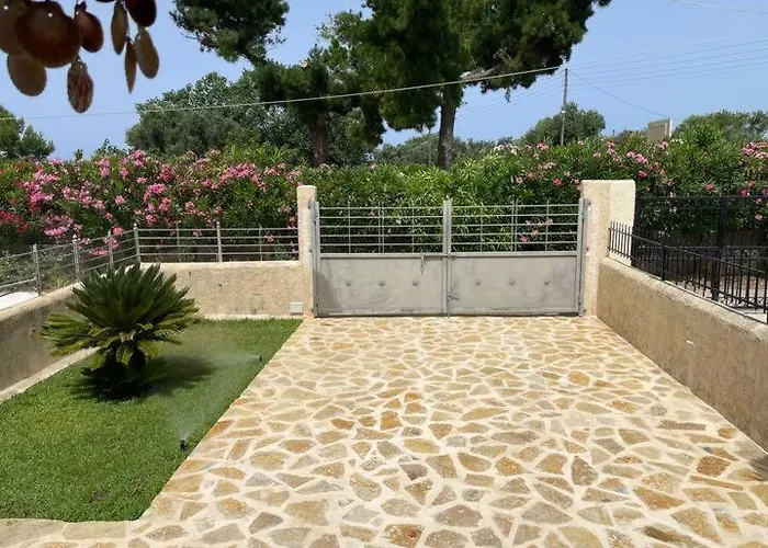 Beachside Gem At Kanouli - Ariti, 2bd & Garden *