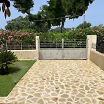 Beachside Gem At Kanouli - Ariti, 2bd & Garden *